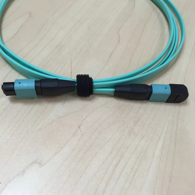 MPO/UPC - Man MPO/APC - Vrouwelijk glasvezelpatchkabel OM3 FTTH 12-kern glasvezelpatchkabel